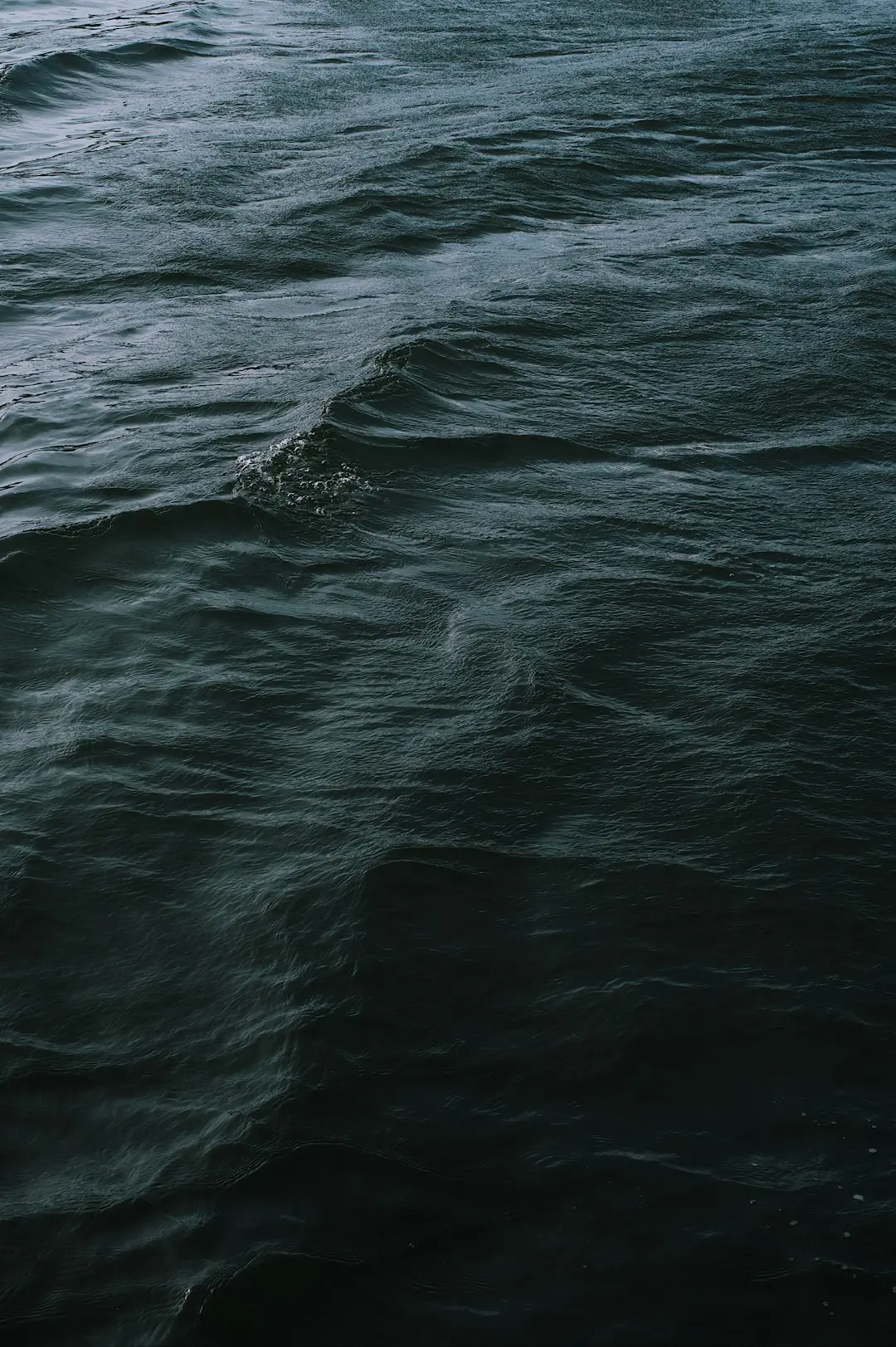 picture of a deep ocean with waves on the surface